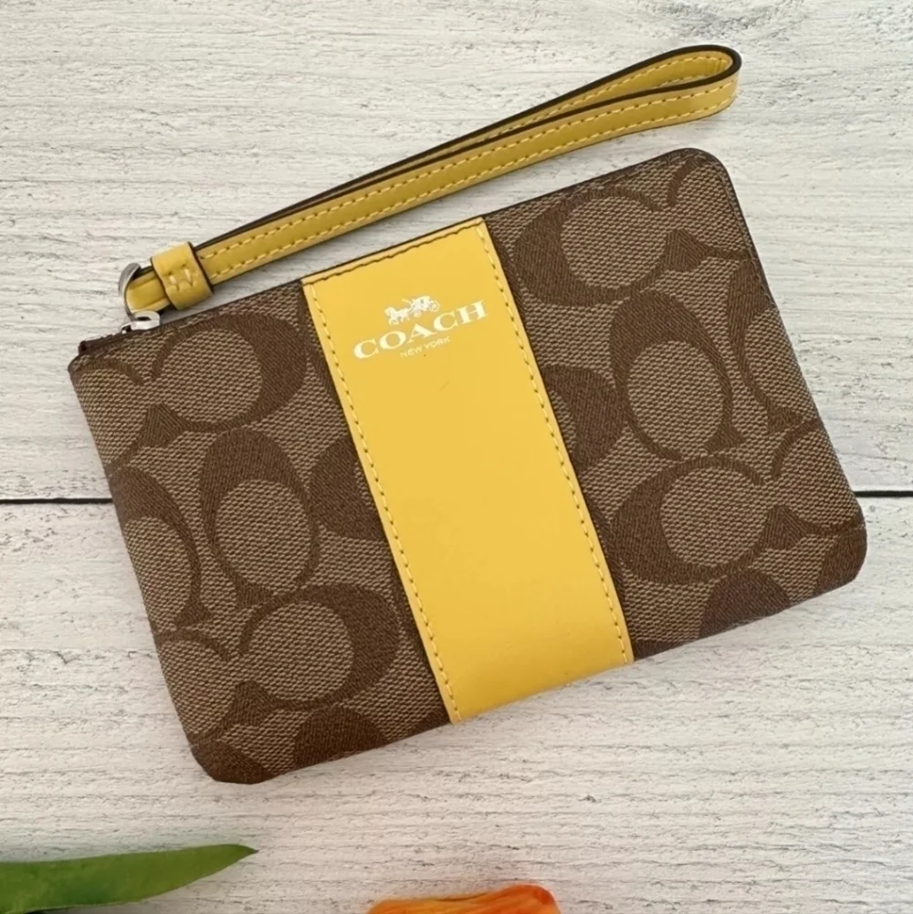 NWOT Coach Corner Zip Wristlet Signature Canvas